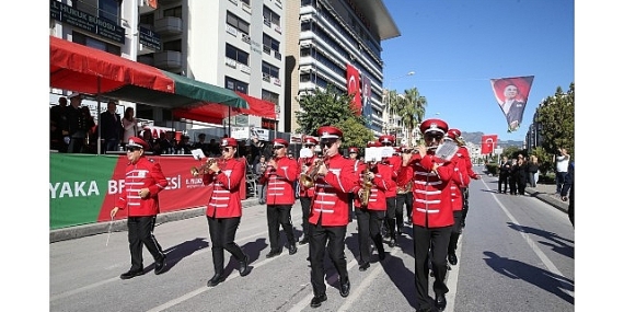 Karşıyaka sokaklarında bando şöleni