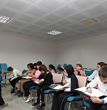 kucuk-yazarlar-kalemlerini-ustaliga-tasiyor.jpg