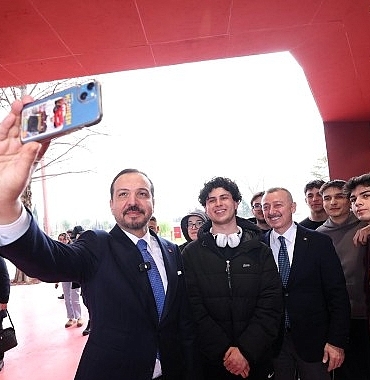 kursad-zorludan-alev-alatli-kutuphanesine-ovgu.jpg