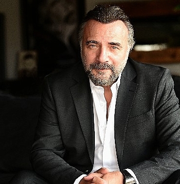 oktay-kaynarca-alnim-acik-basim-dik.jpg