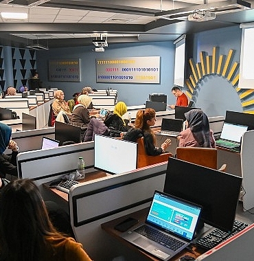 selcukluda-ogretmenlere-yonelik-uygulamali-yapay-zeka-okuryazarligi-atolyeleri-basladi.jpg