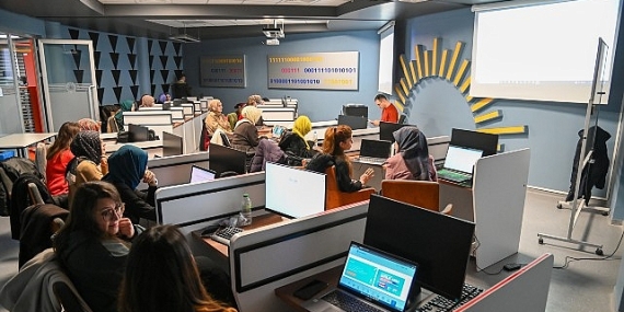 Selçuklu’da Öğretmenlere Yönelik Uygulamalı Yapay Zekâ Okuryazarlığı Atölyeleri Başladı