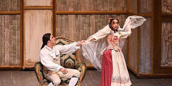 Sınıfsal Gerilimlerin Mizahla Buluştuğu Başyapıt: “Figaro’nun Düğünü” Yeniden İZDOB Sahnesinde