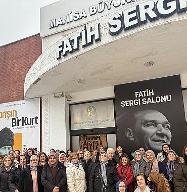 352-kadin-sarisin-bir-kurt-sergisinde-bulustu.jpg