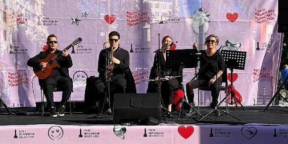 Aşkın melodileri Alsancak’ta yükseldi