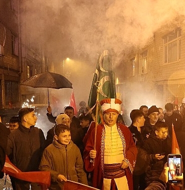 bayrampasada-ramazan-fener-alayi-ve-mehterle-karsilandi.jpg