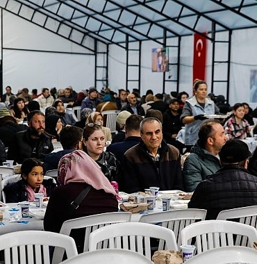 bergamada-yillar-sonra-bir-ilk-cumhuriyet-meydaninda-ramazan-boyunca-iftar-sofrasi.jpg
