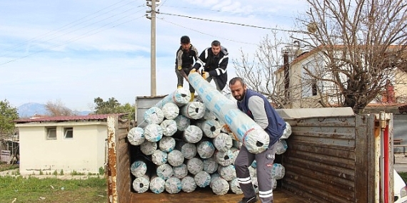 Büyükşehir’den hortum ve yağıştan zarar gören çiftçiye sera naylonu desteği