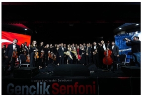 buyuksehirin-genclik-senfoni-orkestrasi-ilk-konserinde-devlesti.jpg