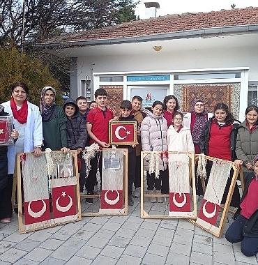 genc-ellerden-ay-yildizli-bayraga-turk-dugumu-dokunusu.jpg