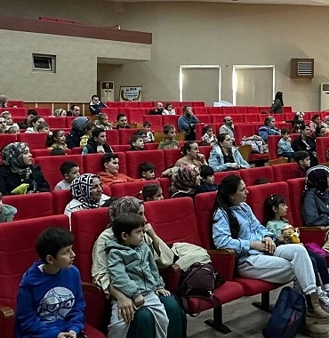 golcukte-cocuklara-ozel-sahne-etkinlikleri-dolu-dolu-geciyor.jpg