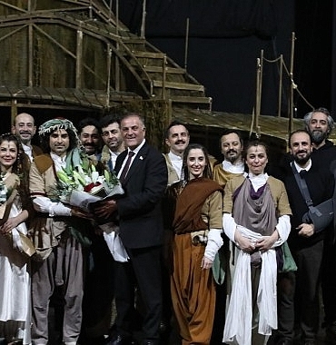 ibb-baskan-vekili-nuri-aslan-yasar-kemalin-agri-dagi-efsanesi-oyununu-izledi.jpg
