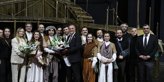 İBB Başkan Vekili Nuri Aslan, Yaşar Kemal’in ‘Ağrı Dağı Efsanesi’ Oyununu İzledi