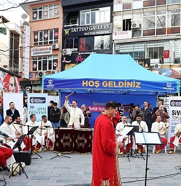 ilahi-ezgiler-cumhuriyet-bulvarinda-yankilandi.jpg