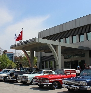 kadikoyde-sevgililer-gunune-ozel-klasik-otomobil-konvoyu.jpg