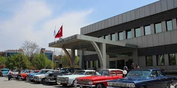 Kadıköy’de Sevgililer Günü’ne Özel Klasik Otomobil Konvoyu