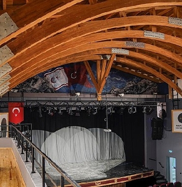 kultur-ve-sanat-kenti-ayvalika-300-kisilik-salon.jpg