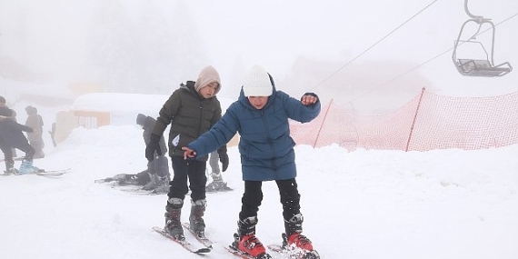 Osmangazi Belediyesi’nden Çocuklara Uludağ’da Kayak Sürprizi