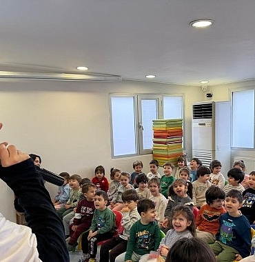 rengini-arayan-portakal-miniklerle-bulustu.jpg