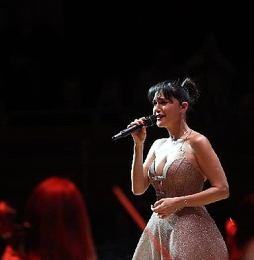sevval-sam-hem-soyledi-hem-yonetti.jpg