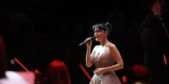 Şevval Sam hem söyledi hem yönetti