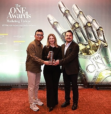 the-one-awardsta-ust-uste-5inci-kez-yilin-itibarlisi-secilerek-buyuk-odul-ile-onurlandirildi.jpg