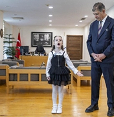 4-yasindan-beri-istiklal-marsini-ezbere-okuyor.jpg
