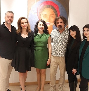 8-mart-dunya-kadinlar-gununde-barisin-kadinlari-sergisi-izmirde-aciliyor.jpg