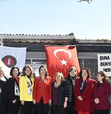 8-mart-dunya-kadinlar-gununde-emekci-kadinlarimizin-yanindayiz.jpg