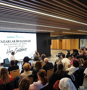 ayse-kulin-beylikduzunde-okurlariyla-bulustu.jpg