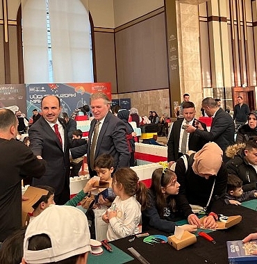baskan-altay-kulliyede-ramazan-etkinliklerinde-yer-alan-konya-bilim-merkezi-etkinlik-alaninda-cocuklarla-bulustu.jpg