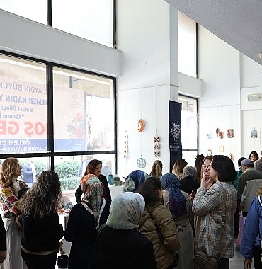 baskan-cercioglundan-8-mart-dunya-kadinlar-gununde-kadinin-izi-sergisi.jpg