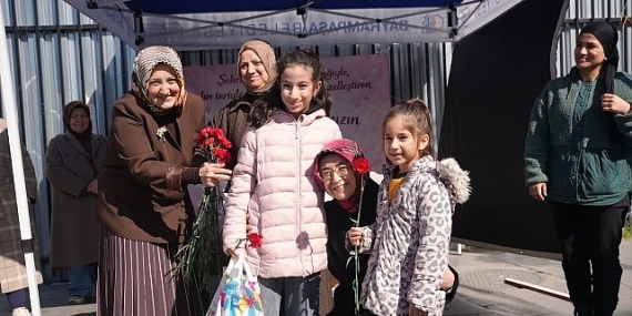 Bayrampaşa’da 8 Mart’ta kadınlara karanfil dağıtıldı