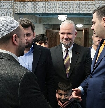 binlerce-menemenli-tek-yurek-oldu.jpg