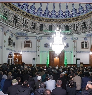 canikte-binler-kadir-gecesinde-ellerini-semaya-acti.jpg