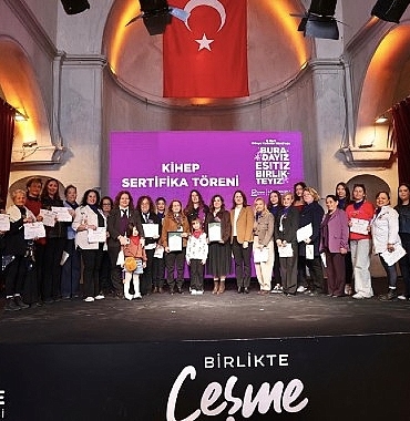 cesmede-8-mart-dunya-emekci-kadinlar-gunu-buradayiz-esitiz-birlikteyiz-temasiyla-kutlandi.jpg