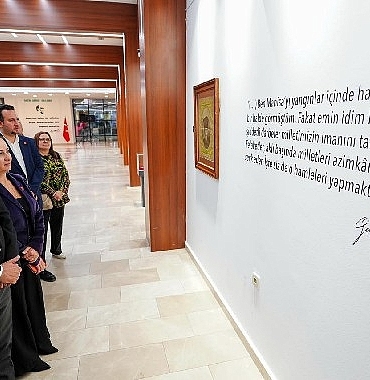chp-genel-baskani-ozgur-ozel-sarisin-bir-kurt-sergisini-gezdi.jpg