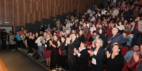 Dikili Belediyesi Halk Oyunları Topluluğu’ndan Anlamlı Gösteri