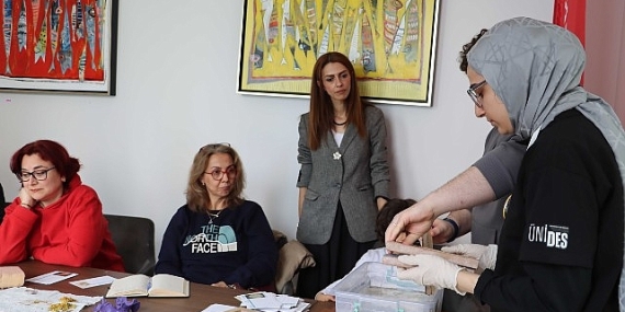 Geleneksel yöntemle kâğıt yapımını öğrendiler