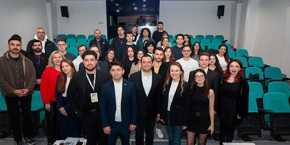 Gençler ‘Hibrit Kariyer Zirvesi’ için Konak’ta bir araya geldi