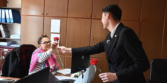 Gençlerden kadınlara karanfil