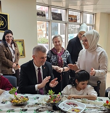 golcukte-cicekler-engelleri-asti.jpg