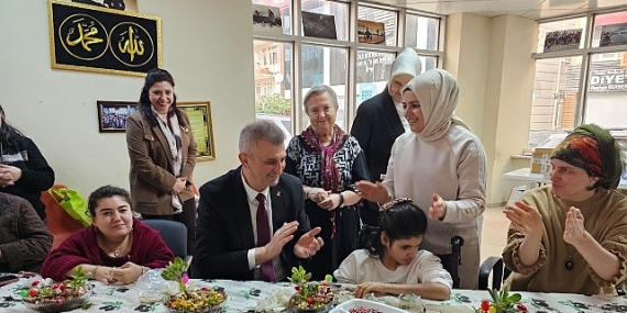Gölcük’te Çiçekler Engelleri Aştı