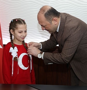 istiklal-marsi-birincisi-ecem-hifa-serte-baskan-selcuk-yildizdan-odul.jpg