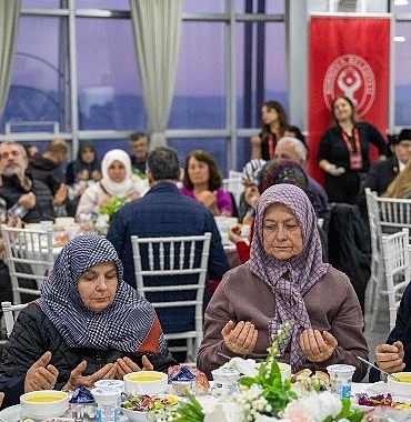 istiklal-marsinin-kabulunun-105-yilinda-bornovada-birlik-ve-minnet-duygulari-ayni-sofrada-bulustu.jpg