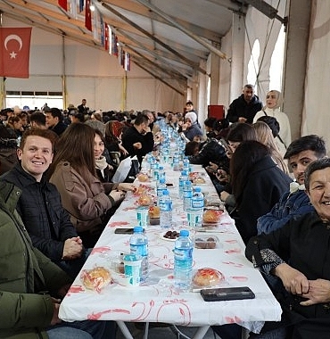 izmitin-kalbi-buyuksehir-ramazan-cadirinda-atiyor.jpg
