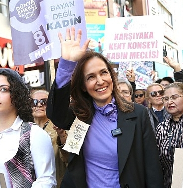 karsiyakada-dolu-dolu-8-mart.jpg