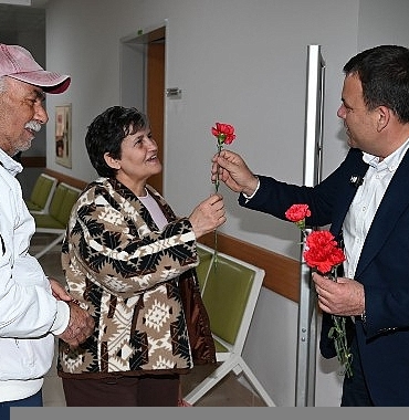 kemer-belediyesinden-saglik-calisani-kadinlara-karanfil.jpg