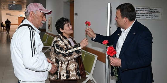 Kemer Belediyesi’nden sağlık çalışanı kadınlara karanfil