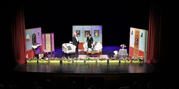 ‘Kral Dairesi’ Cennet Sahnesi’nde Prömiyer Yaptı